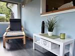 Heller Wintergarten mit Sitzplatz im Hus Västerlyckan - Västerlyckan - Top-Hundeurlaub