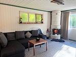 Gemütliches Wohnzimmer im Hus Älmtamåla in Blekinge mit Sofa und großen Fenstern - Hus Älmtamåla - Top-Hundeurlaub