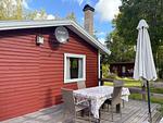 Terrasse mit Gartenmöbeln am roten Ferienhaus Hus Älmtamåla - Hus Älmtamåla - Top-Hundeurlaub