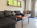 Wohnbereich im Ferienhaus Hus Älmtamåla mit Sofa und Couchtisch - Hus Älmtamåla - Top-Hundeurlaub