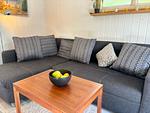 Gemütliches Sofa im Wohnbereich des Ferienhauses Hus Älmtamåla - Hus Älmtamåla - Top-Hundeurlaub