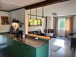 Küche im Hus Älmtamåla in Blekinge mit grünen Fronten und Essbereich - Hus Älmtamåla - Top-Hundeurlaub