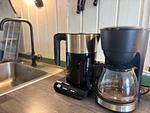 Kaffeemaschine in der ausgestatteten Küche des Hus Älmtamåla - Hus Älmtamåla - Top-Hundeurlaub