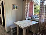 Gemütlicher Essbereich im Hus Älmtamåla mit Blick nach draußen - Hus Älmtamåla - Top-Hundeurlaub