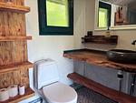 Badezimmer im Hus Älmtamåla mit rustikalen Holzelementen - Hus Älmtamåla - Top-Hundeurlaub