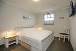 1 . Schlafzimmer im Obergeschoss - Reethaus 01a - Sylt - Top-Hundeurlaub