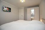 1. Schlafzimmer mit TV - Reethaus 01a - Sylt - Top-Hundeurlaub