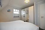 2. Schlafzimmer mit Doppelbett und Kleiderschrank - Reethaus 01a - Sylt - Top-Hundeurlaub