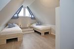 3. Schlafzimmer mit Einzelbetten im Dachgeschoss - Reethaus 01a - Sylt - Top-Hundeurlaub