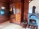 Gemütlicher Wohnbereich mit Kamin im Hus Flåten in Järnforsen, Småland - Hus Flåten - Top-Hundeurlaub