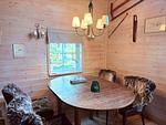 Essbereich mit Holztisch im Hus Flåten bei Järnforsen - Hus Flåten - Top-Hundeurlaub