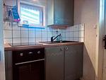 Küchenbereich mit Backofen im Hus Flåten bei Järnforsen - Hus Flåten - Top-Hundeurlaub
