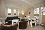 Wohnzimmer mit Schlafcouch und Esstisch - Wohnung 09 - Top-Hundeurlaub