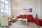 Wohnzimmer mit Schlafcouch und Sessel - Wohnung 02 - Top-Hundeurlaub
