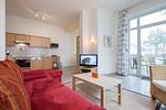 Wohnzimmer mit Schlafcouch und TV - Wohnung 02 - Top-Hundeurlaub