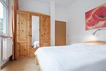 Schlafzimmer mit Doppelbett und Kleiderschrank - Wohnung 02 - Top-Hundeurlaub