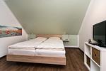Schlafzimmer mit Doppelbett - Doppelhaushälfte 9 - Waldblick - Top-Hundeurlaub