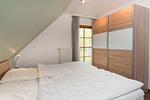 Schlafzimmer mit Doppelbett - Doppelhaushälfte 9 - Waldblick - Top-Hundeurlaub