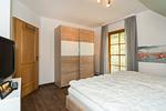 Schlafzimmer mit Doppelbett - Doppelhaushälfte 9 - Waldblick - Top-Hundeurlaub