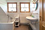 Badezimmer mit Dusche und Badewanne - Doppelhaushälfte 9 - Waldblick - Top-Hundeurlaub