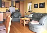 Wohnzimmer mit offener Küche - Meerblickvilla "Prinz Heinrich" - Appartement 4 - Top-Hundeurlaub