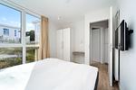 erstes Schlafzimmer mit Kleiderschrank - Wohnung 01 - Top-Hundeurlaub
