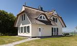 Außenansicht eines charmanten Hauses mit Reetdach - Windeck - Top-Hundeurlaub