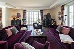 Elegant eingerichtetes Wohnzimmer mit großen Fenstern - Windeck - Top-Hundeurlaub