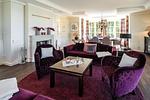 Elegante Wohnecke mit roten Sofas und Tisch - Windeck - Top-Hundeurlaub