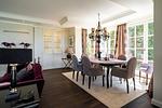 Elegantes Wohnzimmer mit Esstisch und großen Fenstern - Windeck - Top-Hundeurlaub