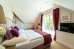 Schlafzimmer mit Balkon und Fernseher - Windeck - Top-Hundeurlaub