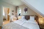 Schlafzimmer mit Doppelbett und Kunstwerken - Windeck - Top-Hundeurlaub