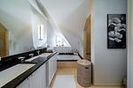 Helles Badezimmer mit Badewanne und Doppelwaschbecken - Windeck - Top-Hundeurlaub