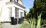 Terrasse mit Stühlen und Blick ins Grüne - Windeck - Top-Hundeurlaub