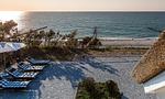 Strandbereich mit Liegen und Sonnenschirm - Windeck - Top-Hundeurlaub