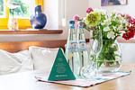 Küchenansicht mit Wasserflaschen und Blumen - Haus Traudi - Top-Hundeurlaub