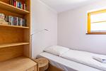 Schlafzimmer mit Einzelbett und Bücherregal - Haus Traudi - Top-Hundeurlaub