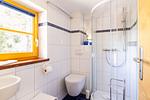 Modernes Badezimmer mit Dusche und WC - Haus Traudi - Top-Hundeurlaub