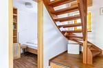 Innenansicht mit Holztreppe und Schlafzimmer - Haus Traudi - Top-Hundeurlaub