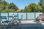 Moderne Terrasse mit Tisch und Stühlen - Haus Traudi - Top-Hundeurlaub