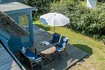 Terrasse mit Tisch, Stühlen und Sonnenschirm - Haus Traudi - Top-Hundeurlaub