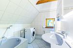 Helles Badezimmer mit Badewanne und Waschmaschine - Haus Traudi - Top-Hundeurlaub