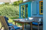 Terrasse mit Holztisch und Stühlen - Haus Traudi - Top-Hundeurlaub