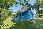 Außenansicht eines blauen Hauses mit Terrasse - Haus Traudi - Top-Hundeurlaub