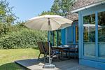Terrasse mit Tisch und Sonnenschirm - Haus Traudi - Top-Hundeurlaub