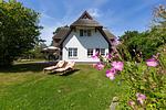 Außenansicht eines Ferienhauses mit Garten und Sonnenterrasse. - Künstlerhaus Rosenthal 02 - Top-Hundeurlaub