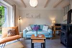Heller Wohnraum mit blauem Sofa und Tisch - Sonnenwieck 02 - Top-Hundeurlaub