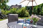 Terrasse mit Tisch und Pflanzen - Sonnenwieck 02 - Top-Hundeurlaub