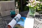 Terrasse mit Tisch, Getränk und Blumen - Sonnenwieck 02 - Top-Hundeurlaub