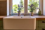 Moderne Küche mit großem Fenster und Spüle - Sonnenwieck 02 - Top-Hundeurlaub